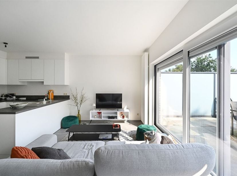 - een detailomschrijving van dit eigendom kan u terugvinden op www.koosi.be - <br />
<br />
Dit appartement op de eerste verdieping in een kleinscha