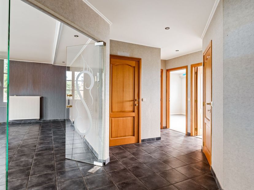 Op te frissen ruim appartement met 2 slaapkamers, terras, carport en kelderberging op centrale ligging te Brecht<br />
<br />
Bent u op zoek naar ee