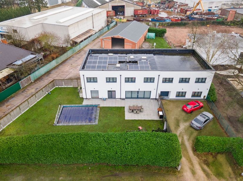 Multifunctioneel eigendom, volledig gerenoveerd, bestaande uit een grote woning met 5 slaapkamers en 2 badkamers, kantoren met aparte ingang, een opsl