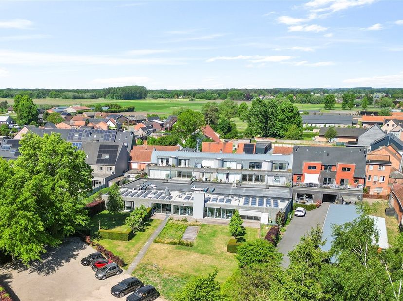 Kwalitatief beleggingseigendom bestaande uit grote groepspraktijk en 10 appartementen op 4.395m² grond.<br />
Volledig verhuurd voor lange termijn en
