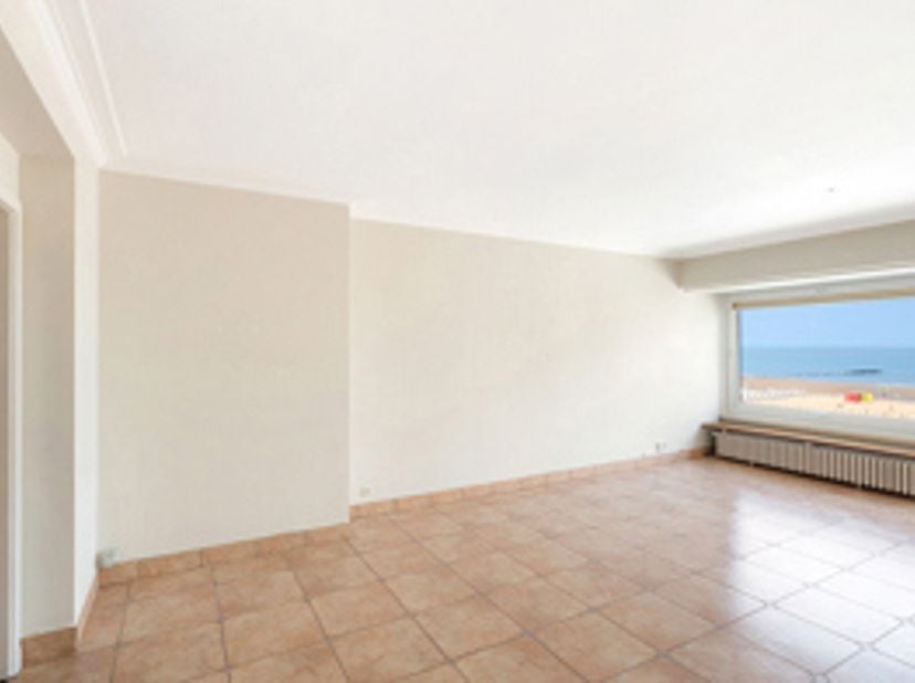 Ongemeubeld 3 slaapkamerappartement op het Rubensplein met fantastisch zeezicht.<br />
Inkom met vestiaire en gastentoilet. Woonkamer met panoramisch