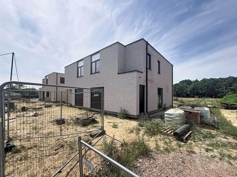 Energiezuinig wonen in een rustige, groene omgeving<br />
<br />
Tijdelijke actie: de 1ste koper ontvangt 10 operationele zonnepanelen van 460 Wp, t