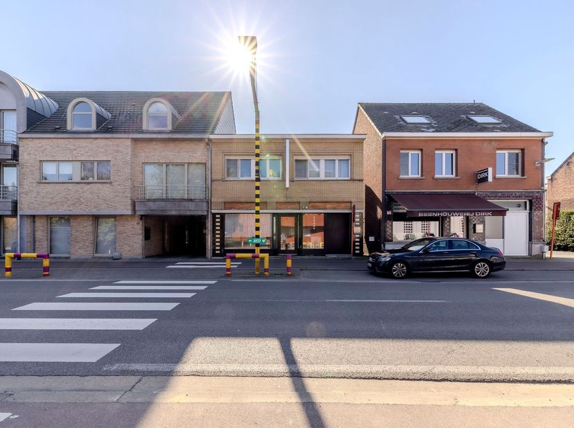 Handelspand met achterliggende tuin en bovenliggend appartement met  4 slaapkamers in het centrum Berlaar-Heikant! <br />
<br />
Dit commerciële pan