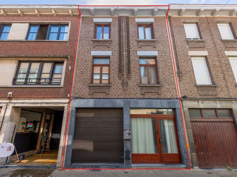 Handelshuis met ruime woonmogelijkheid in het centrum van Boom<br />
Gelegen in het hart van Boom geniet dit ruime handelshuis van een uitstekende lig