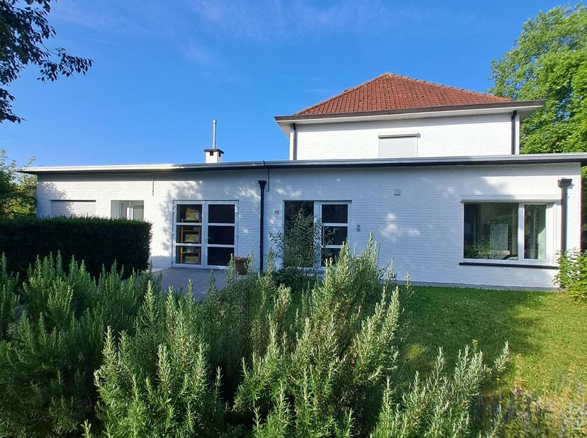 Op een boogscheut van het centrum van Brugge vind je deze verrassend ruime, lichtrijke halfopen bebouwing. De woning is gelegen in een rustige buurt m