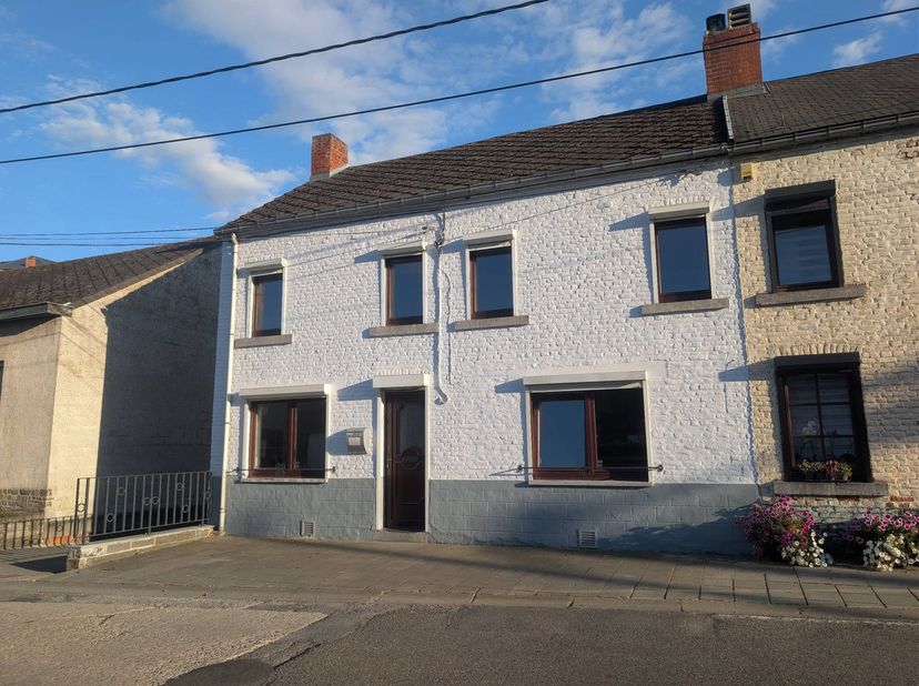 <br />
<br />
Idéalement située à Walcourt, à proximité immédiate de la Route des Barrages et des principaux axes, cette agréable maison 3 façades bén