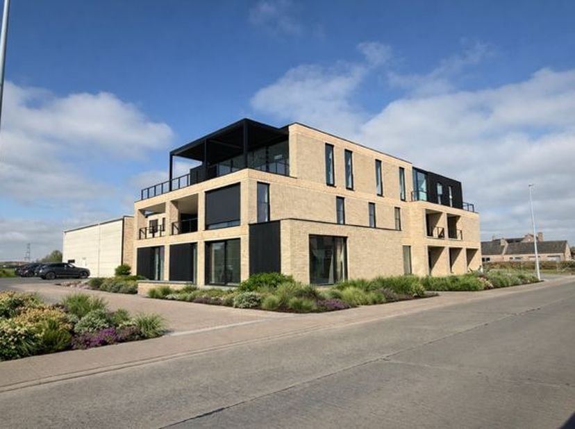 <br />
Dit aangename en moderne 2-slaapkamerappartement is ideaal gelegen in het centrum van Zedelgem en biedt alles voor wie ruim en energiezuinig wi