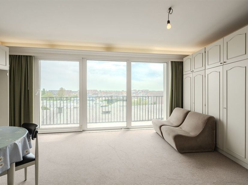Bienvenue dans ce charmant appartement situé à Middelkerke, un pied-à-terre idéal sur la côte belge. Cet appartement bien entretenu, d’une superficie