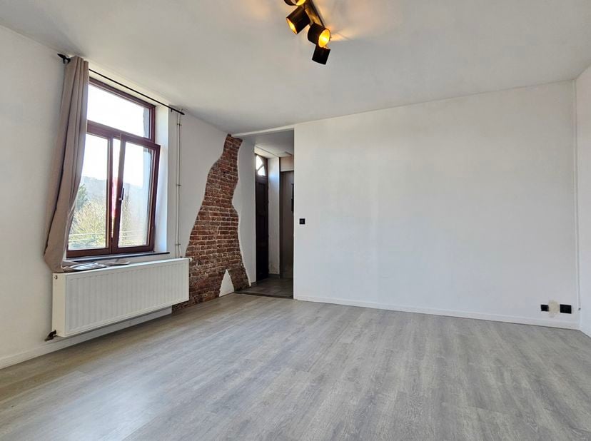 WEPION, mooi HUIS met 3 gevels (1 slaapkamer + BUR + 1 badkamer), zonder tuin, gebouwd op een perceel van 100 m². De ingang komt uit in een hal met te