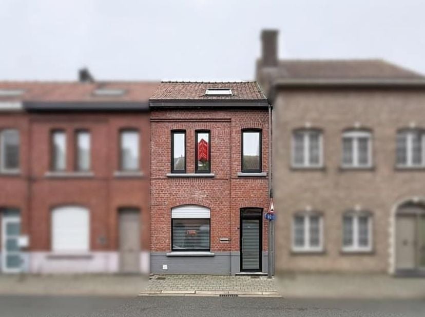 Op zoek naar een instapklare woning met karakter én potentieel? Deze charmante, gerenoveerde rijwoning in het rustige Mesen combineert een gezellige l