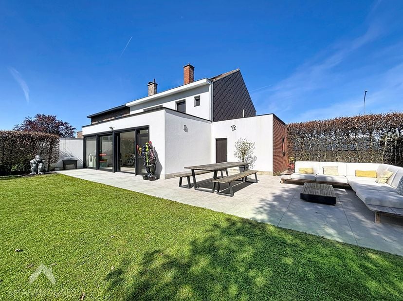 Instapklare en verrassend ruime woning waar licht, comfort en gezelligheid perfect samenkomen. Via de inkomhal met gastentoilet komt u in de royale le