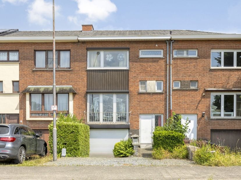 Achter deze solide gevel uit 1962 schuilt een woning met verrassend veel ruimte en een warm, authentiek karakter, klaar voor een nieuwe toekomst.<br /