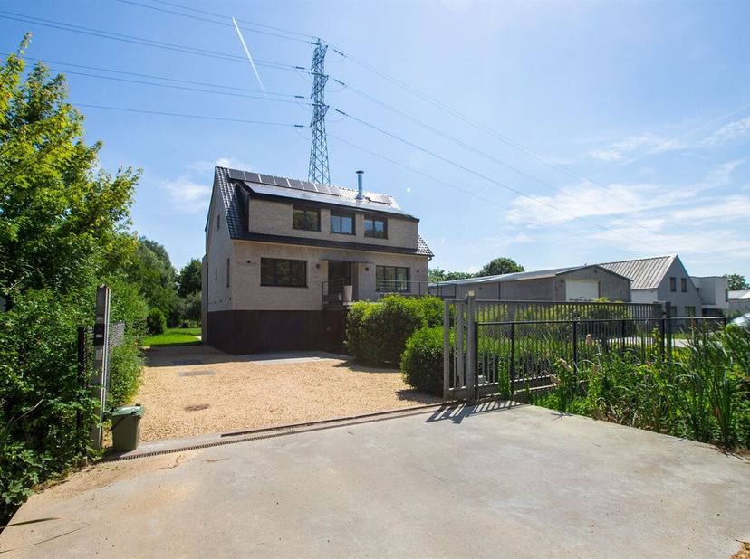 Gelegen aan de Wijgmaalsesteenweg in Wilsele (Leuven), bevindt deze woning zich op een uitstekende locatie met een vlotte verbinding naar het centrum