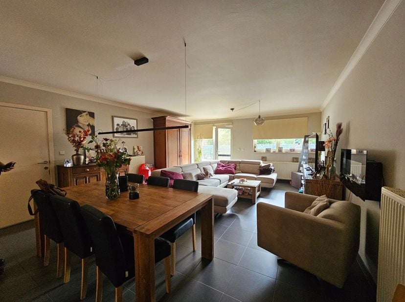 Prachtig &amp;nbsp;appartement op het gelijkvloers van een gebouw, met 2 terrassen, centraal gelegen in Maasmechelen.<br />
<br />
Zeer gunstige ligging n