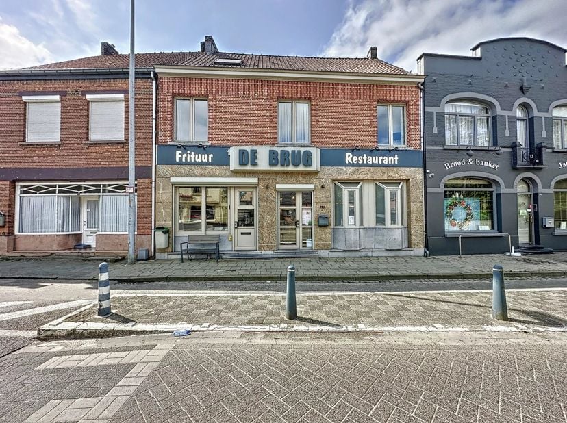 Frituur de Brug, al meer dan 40 jaar een gevestigde waarde in Mol Gompel en omstreken! Niet alleen als frituur alom bekend maar ook zorgen zij voor de