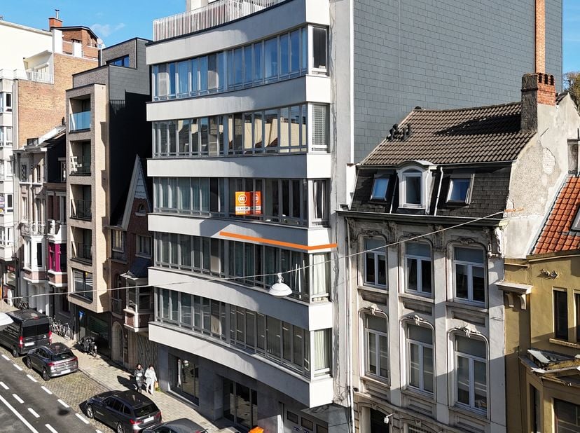 Voor meer info of een bezoek bel Philip 0475757251 of mail philip@ocvastgoed.be<br />
<br />
Gerenoveerd ruim appartement van 110 m² nabij het Citadel
