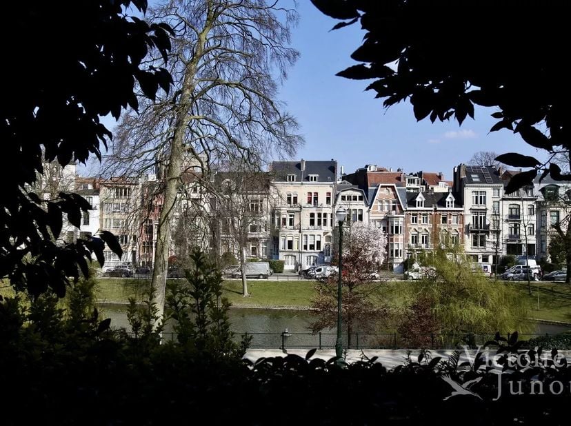 Victoire Junot stelt u dit prestigieuze appartement van ±172 m² voor, ideaal gelegen aan de emblematische Vijvers van Elsene en volledig gemeubeld en