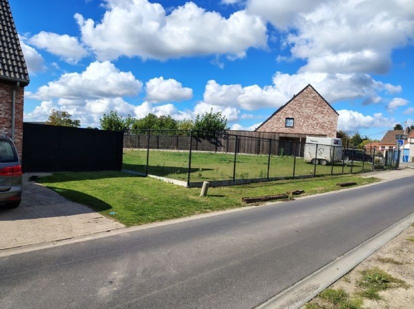 Dit ruime perceel bouwgrond van 775 m&amp;#178; is ideaal gelegen en bestemd voor open bebouwing. Het lot biedt tal van mogelijkheden voor het realiseren