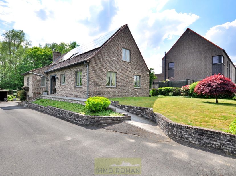 Aan de voet van de Hotond, bevindt zich deze charmante villa op een toplocatie aan de stadsrand. Hier geniet u van rust, comfort en privacy, terwijl a