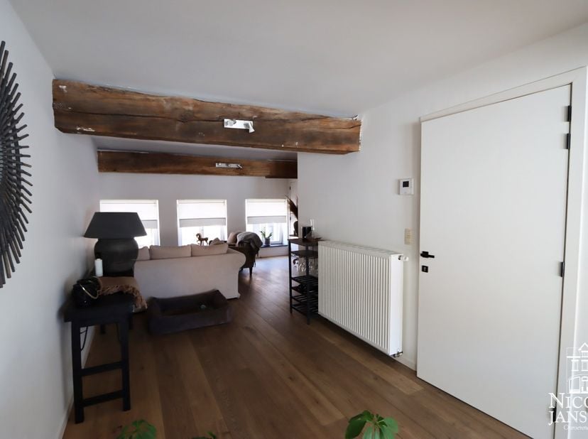 Dit luxueus afgewerkt duplex- appartement is ruim ingedeeld met o.a. twee slaapkamers, open keuken en ruim dakterras. Het appartement is geschikt voor