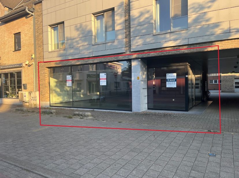 Dit handelspand van 164 m² biedt veel mogelijkheden. De voorzijde is voorzien van een brede etalage die opvalt in het straatbeeld. Verder is er een ke