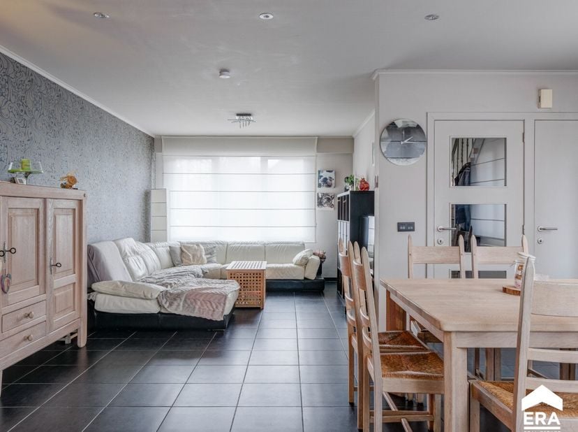 Volledig instapklare halfopen woning met 3 slaapkamers, 2 badkamers en tuin te Oevel (Westerlo)Deze woning heeft een bewoonbare oppervlakte van 162m²