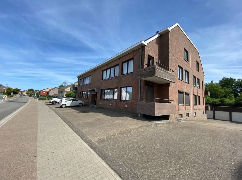 Rustige ligging vlak bij het centrum<br />
<br />
Dit verzorgde gelijkvloerse appartement is gelegen aan de Pannestraat 20 bus 2 te Lanaken, op een ru