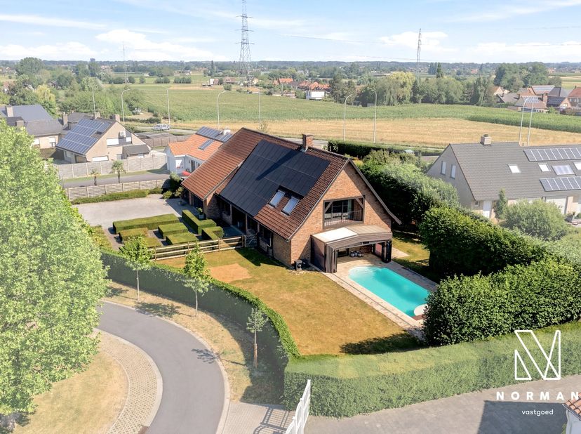 *Woning met de open leefruimte op het eerste verdiep.* Welkom in deze ruime villa, rustig gelegen op een residentiële locatie. De woning verwelkomt je