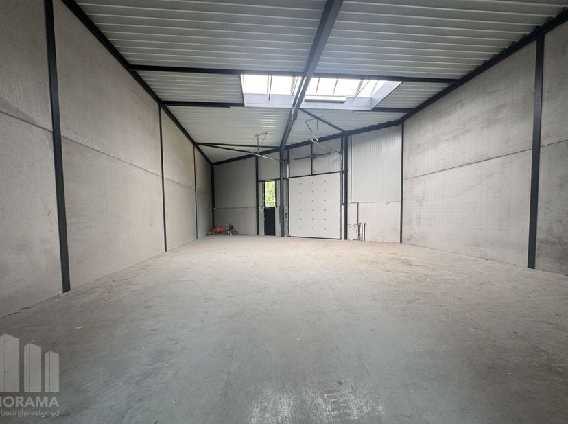 Nieuwbouw KMO-unit te koop met een oppervlakte van 446&amp;nbsp;m² met 216 m² kantoorruimte en 7 privatieve parkeerplaatsen.<br />
De loods maakt deel uit