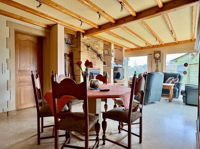 Gelijkvloerse woning op 628 m², 3 slaapkamers, mooi aangelegde tuin en garage. Deze woning is gelegen op een bijna ongekend plekje in Kuurne. Een rust