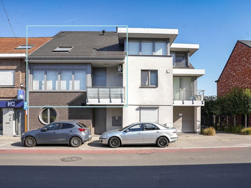 In het centrum van Malderen kan je dit moderne, perfect instapklare duplex appartement terugvinden. Dankzij de zeer gunstige, centrale ligging heb je