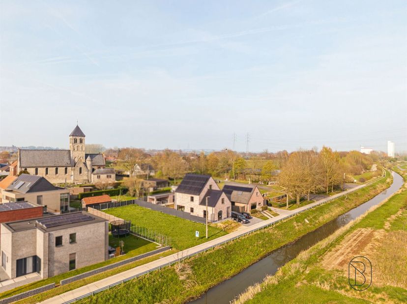 Deze brouwgrond is prachtig gelegen (zicht op groen, en op de kerk), en geschikt voor de bouw van een open bebouwing. <br />
Geen bouwverplichting. Ve
