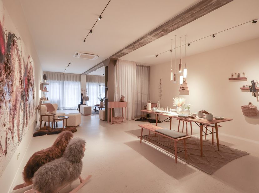 Dans un emplacement unique, en plein cœur d'Oostduinkerke-Bad, cet appartement récemment rénové de 109 m² se trouve directement sur la digue. À l'orig