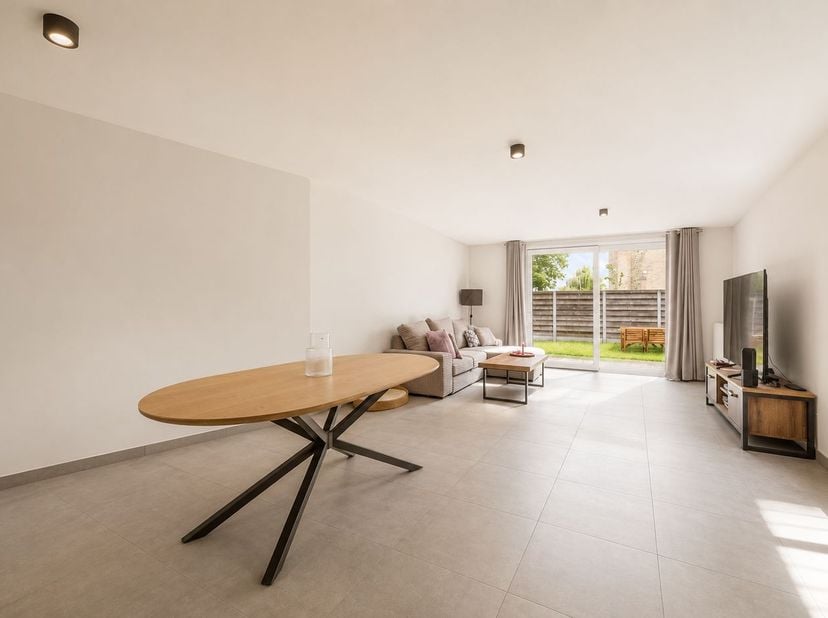 Op zoek naar een instapklare woning in een rustige omgeving? Dan is deze volledig gerenoveerde woning in Bovekerke zeker een bezoek waard. Met haar en