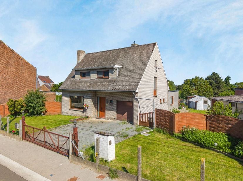VERKOOP OP LIJFRENTE - Immo Pické biedt U deze gunstig gelegen villa aan (deelgemeente Lembeek) gelegen in de nabijheid van openbaar vervoer, verbindi