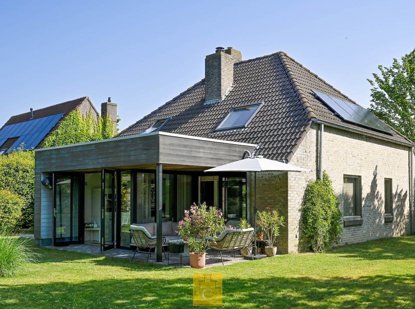 Sommige woningen voelen meteen als "thuiskomen". Dit is er zo één.&amp;nbsp;Verscholen in de uiterst gegeerde Hermitageverkaveling in Sint-Andries, midden