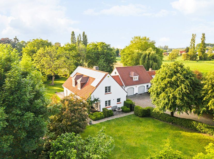 In de rustige Varendriesstraat in Drongen bevindt zich deze uitzonderlijke eigendom, discreet verscholen in het groen en bereikbaar via een private, b