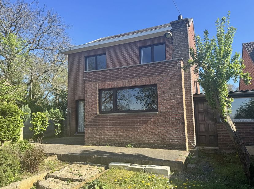 Uitstekend gelegen, te renoveren, woning met 3 slaapkamers, garage en tuin!<br />
De woning is gelegen recht tegen over het wijndomein “het eiken vat”