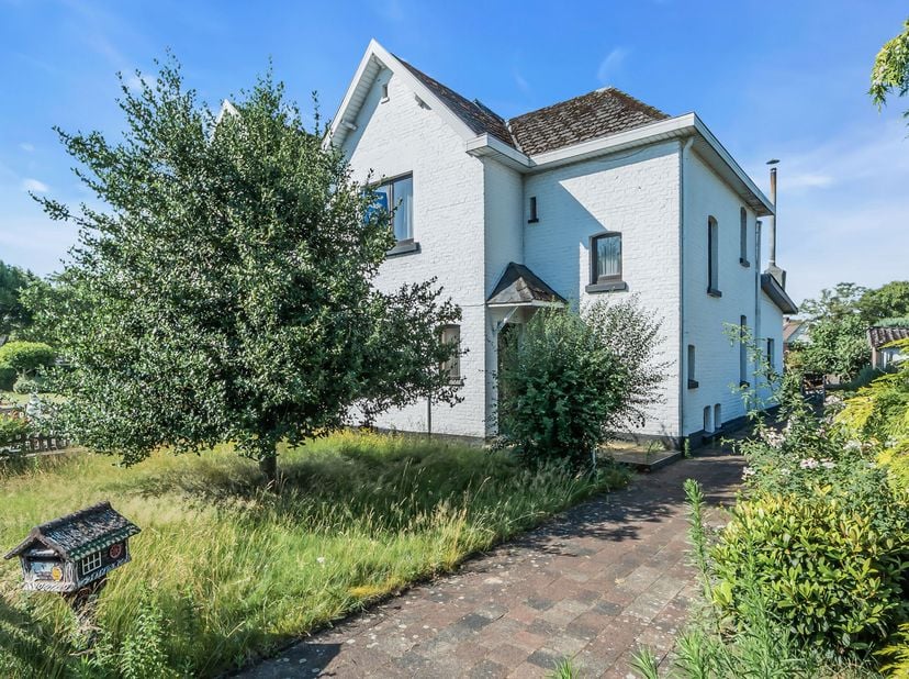 Deze te renoveren woning bevindt zich aan de Albert Forgeurstraat 1 in Genk (Zwartberg).<br />
<br />
Bent u op zoek naar een starterswoning die u vol