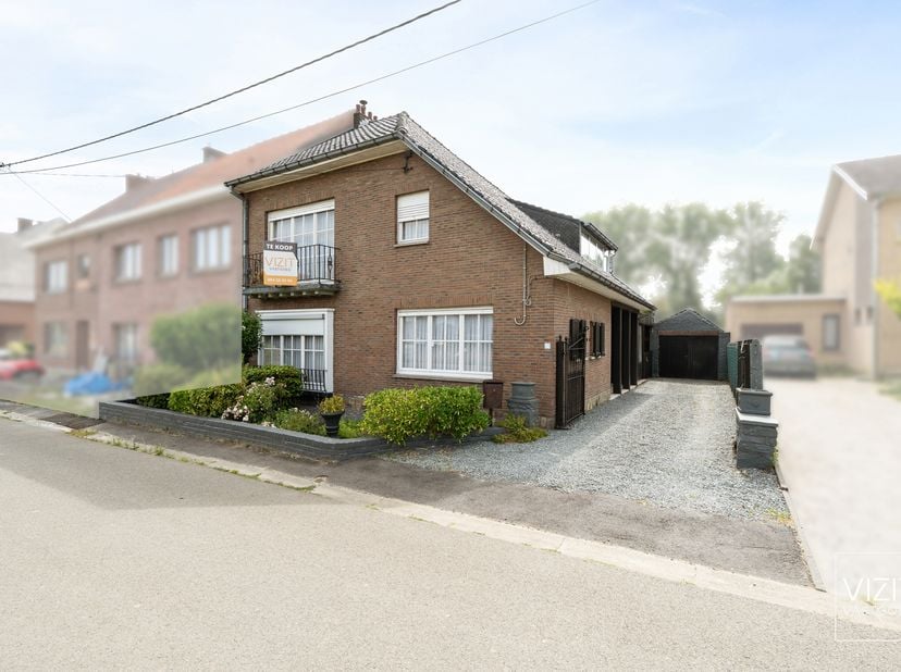 Deze te renoveren halfopen woning ligt in het landelijke Denderwindeke, op een perceel van 902 m². Je geniet hier van een rustige en groene omgeving,