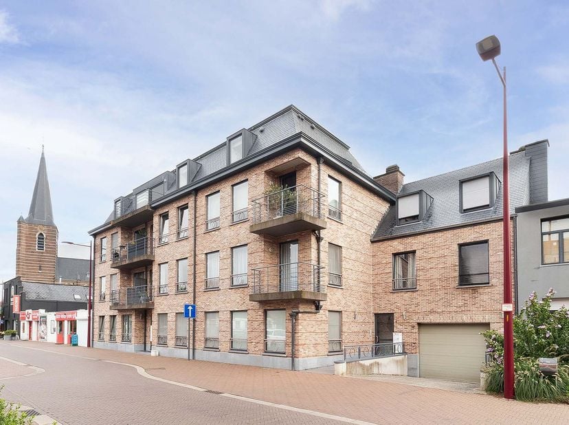 Wonen met buitenruimte en comfort. Op de eerste verdieping van een verzorgde residentie vind je dit aangename en lichtrijke appartement. De ligging is