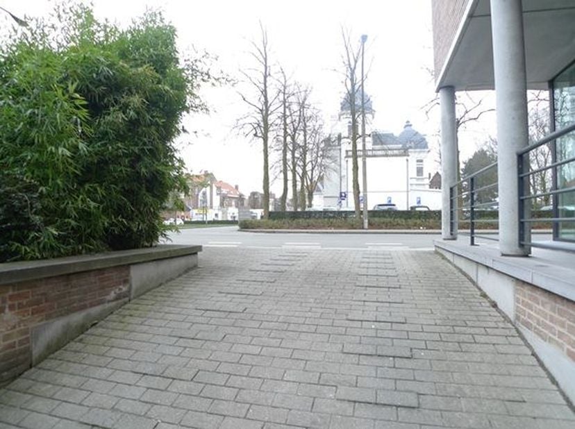 Ondergrondse autostaanplaats met plaats voor 1 wagen, ruime afmetingen. Automatische toegangspoort. Zéér centrale ligging. Gelegen in Residentie Graaf