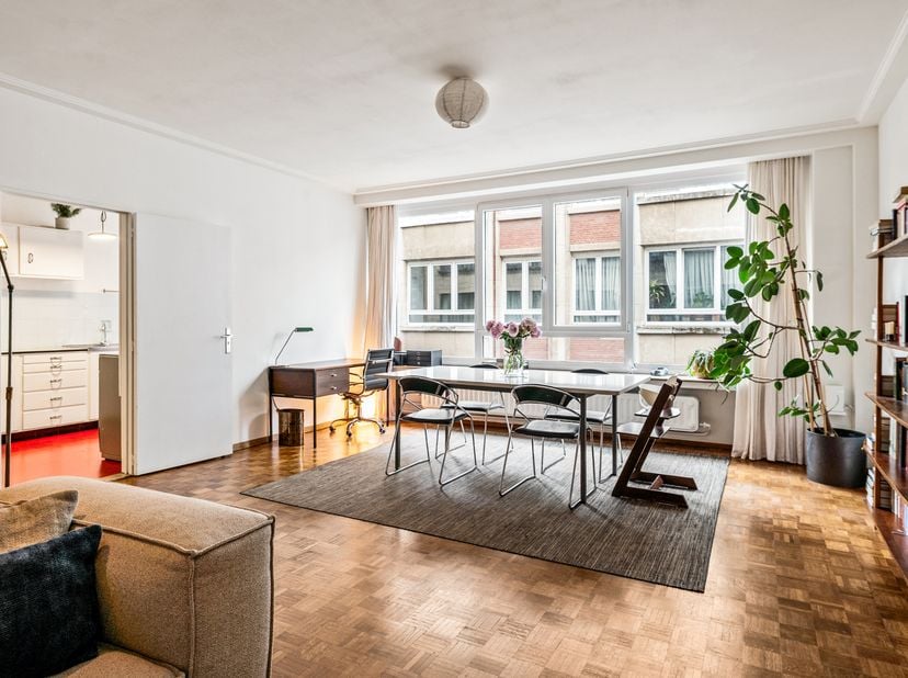 Sommige appartementen verrassen je niet met spektakel, maar met iets beter: een gevoel van degelijkheid dat je meteen voelt zodra je binnenstapt.<br /