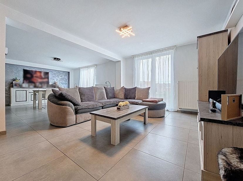 Prix: Offre à partir de 190.000 euros, frais d'agence non inclus et à charge de l'acquéreur.<br />
Superbe duplex (situé aux 1er et 2e étage) habitabl