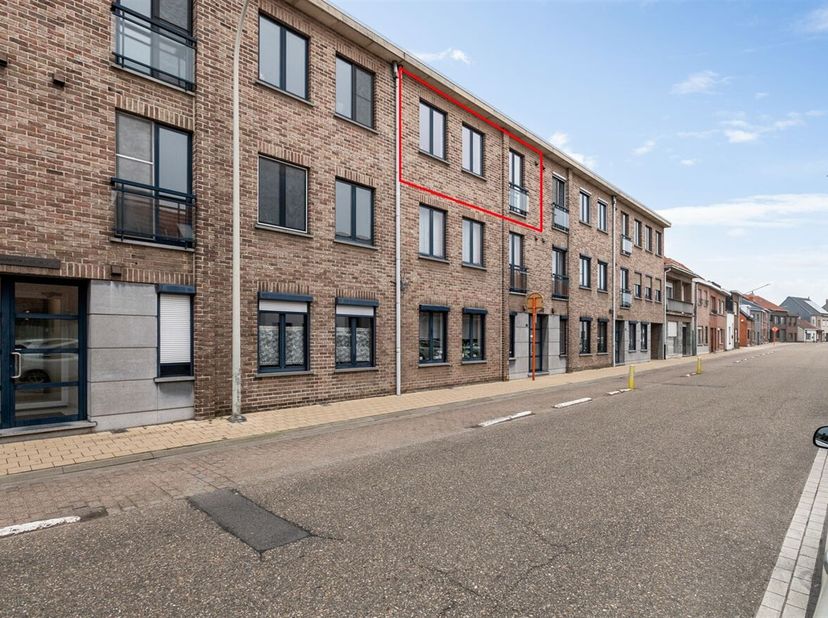 Appartement spacieux et joliment rénové avec garage<br />
Situation : à proximité du centre de Kapellen, de la place du marché et de la salle LUX, sur