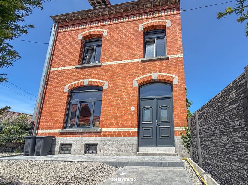 Dit ruime eengezinsherenhuis, gelegen aan de Place de Gaurain in Gaurain-Ramecroix, biedt royale ruimtes en een uitstekende uitrusting. Het huis staat