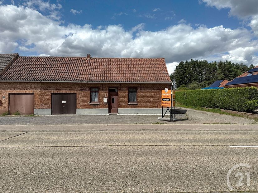 Te renoveren hoeve te koop!!<br />
<br />
 Je komt de lichtrijke leefruimte meteen binnen. Verder heb je een ruime keuken, garage, 2 slaapkamers ber