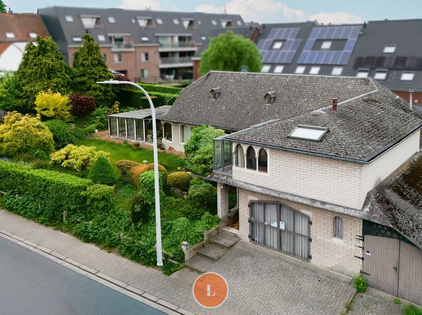Op een mooi perceel van maar liefst 763 m² met een indrukwekkende straatbreedte van ca. 39 meter bevindt zich deze karaktervolle villa met enorm poten