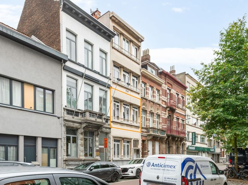 Op een bruisende locatie, midden in een buurt die volop in beweging is, wacht dit verrassend appartement van 87 m² op een nieuwe eigenaar met een beet