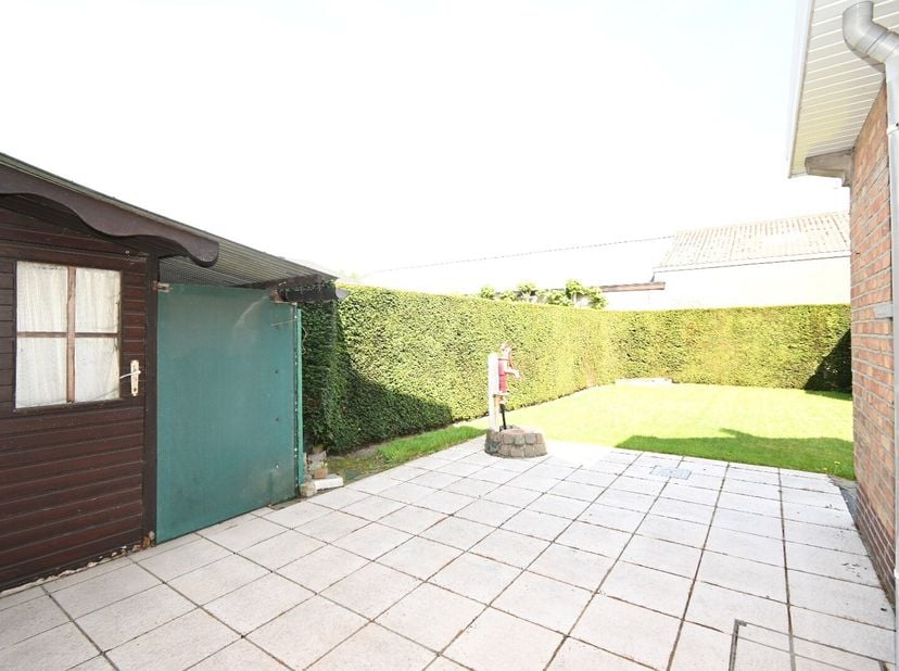Deze woning staat langs de N9 Brugge  Gent in Maldegem (Oost-Vlaanderen) op enkele stappen van de grens met Sijsele-Damme (West-Vlaanderen). Een uitst